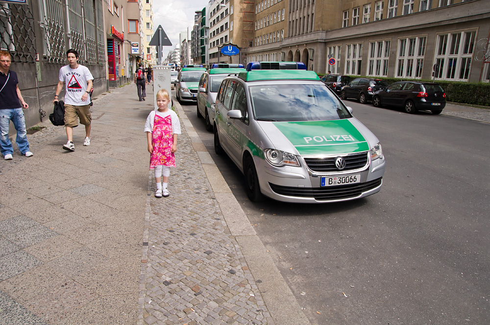 IMGP5499.jpg - Line ud for politistationen på Friedrichstrasse.