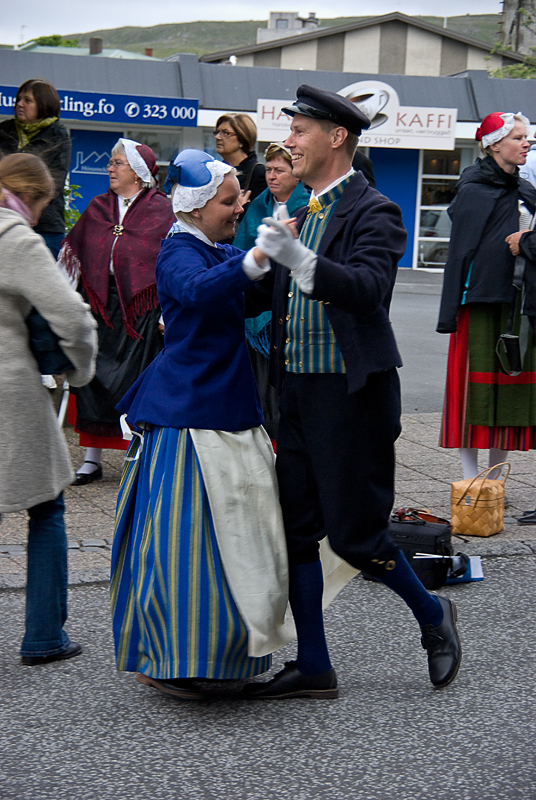 IMGP4345.jpg - Ligegyldig hvor man kom i Torshavn var der folkedansere.