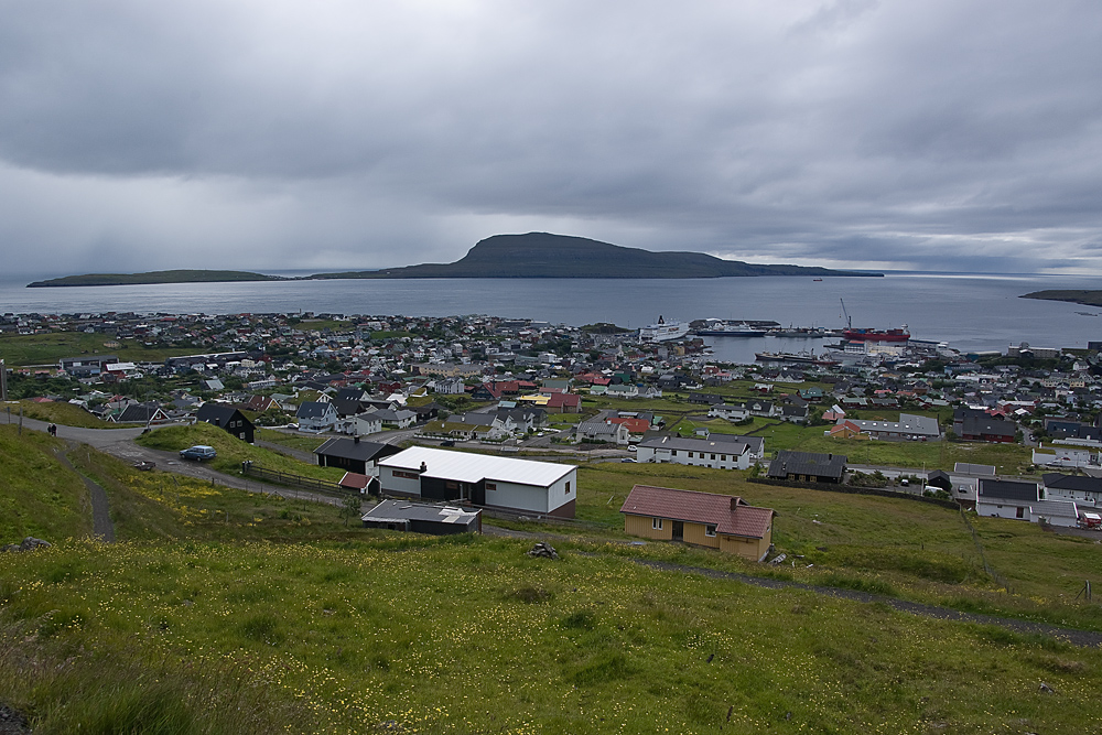 IMGP4489.jpg - Udsigt over Torshavn med Nólsoy i baggrunden.