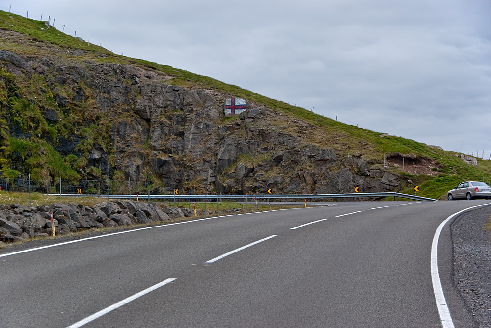 IMGP4837.jpg - Det færøske flag prydede klippen på vej op fra Gamlarætt.