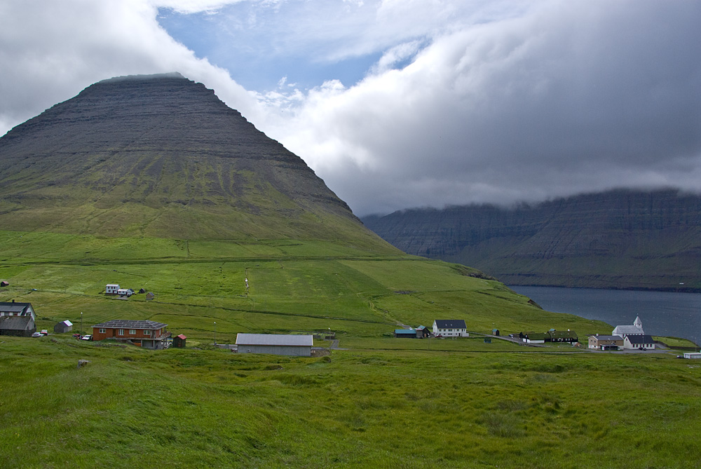 IMGP4956.jpg - Viðareiði, ca. 350 indbyggere. Med kirken liggende lige ud til vandet.