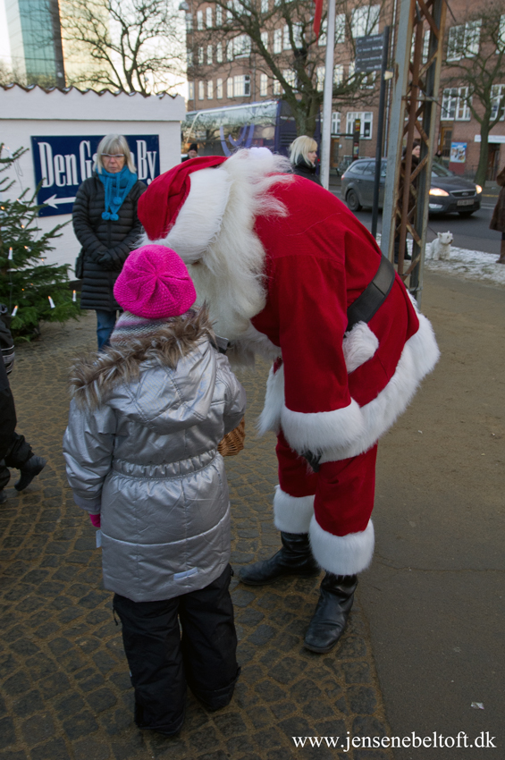 IMGP5454.jpg - Den første vi mødte uden for den gamle by var julemanden.