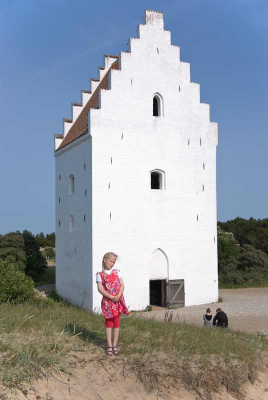 IMGP9687.jpg - Line foran den tilsandede kirke.