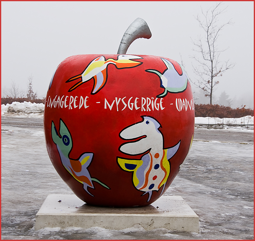 IMGP0853.jpg - UGE 2 : Et af byens æbler, lige ved indgangen til Skelhøjeskolen.