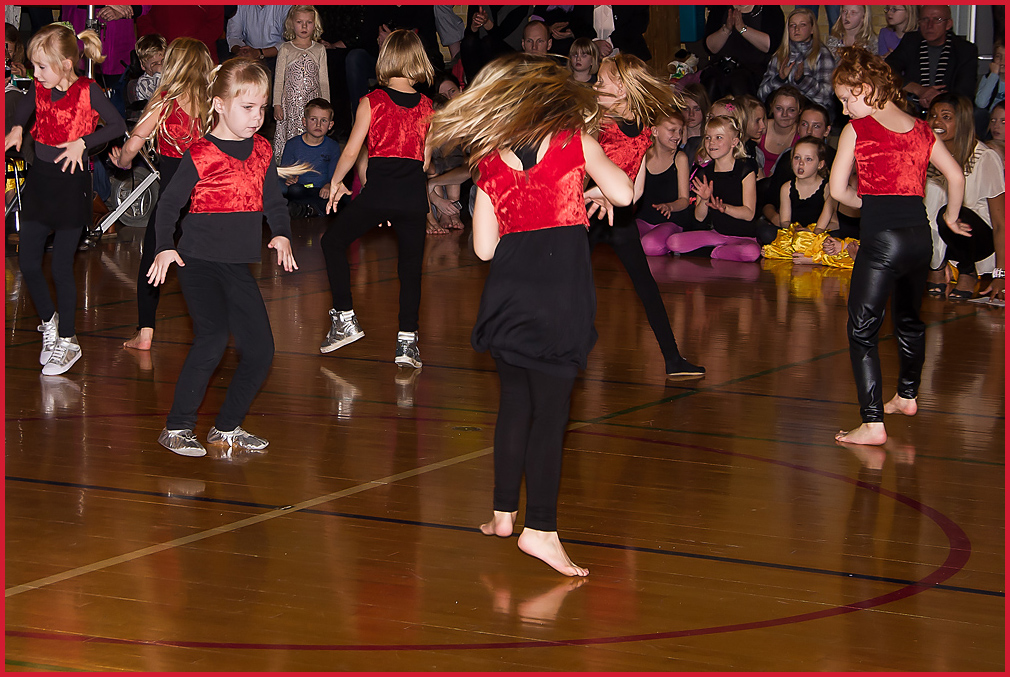 IMGP1294.jpg - UGE 9 : Afdansningsbal, lidt sløj om morgenen men da man blev mindet om afdansningsballet om aftenen fejlede man ingenting !Ballet blev gennemført med glans, men da vi kom hjem viste termometeret 39.5. GODT GÅET Line.