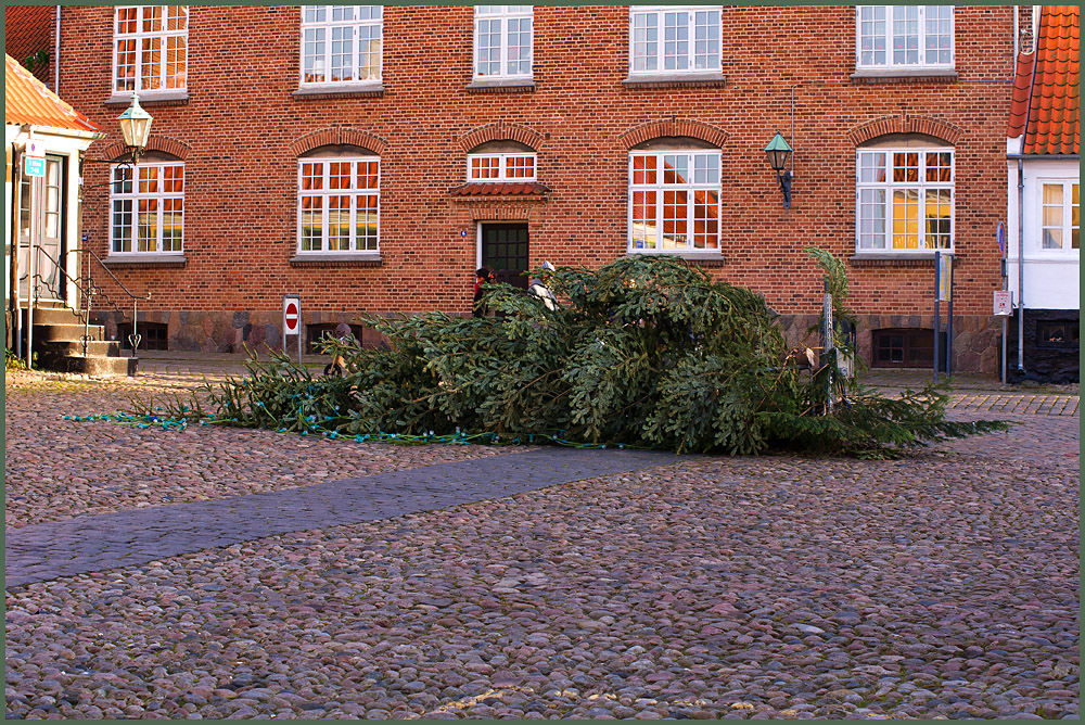 IMGP8307.jpg - UGE 52 : Så væltede juletræet på torvet.