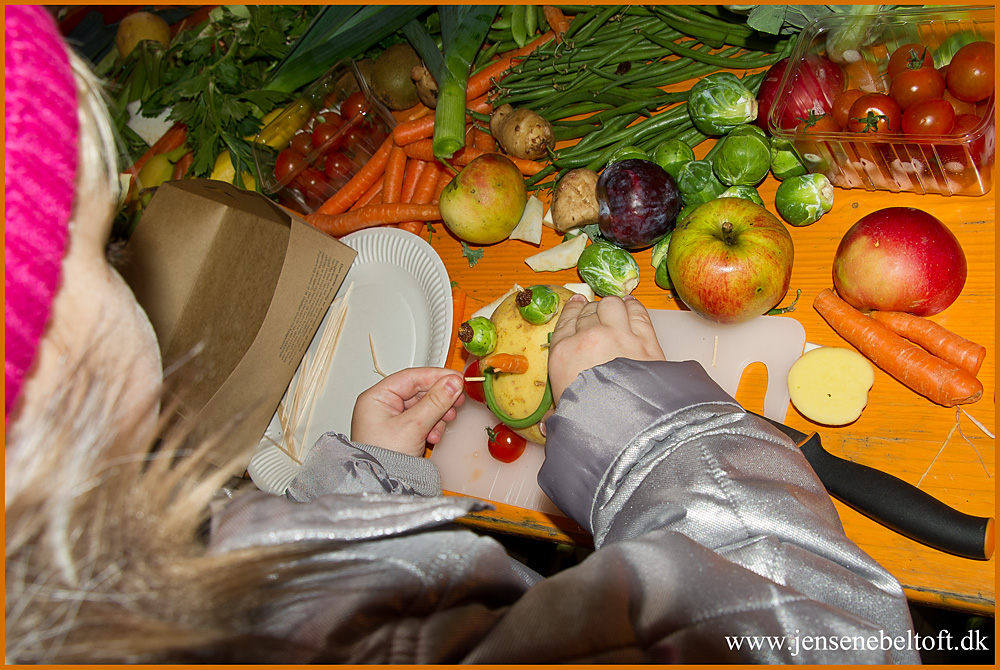 IMGP4886.jpg - UGE 42 : Æblefestivallen bød på fremstilling af grøntsagsdyr og hoveder.