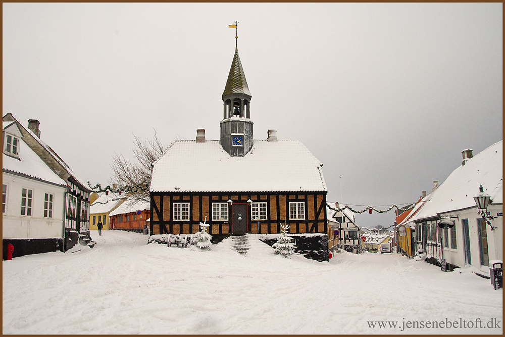 IMGP5693.jpg - UGE 49 : Det gamle rådhus klædt i sne.