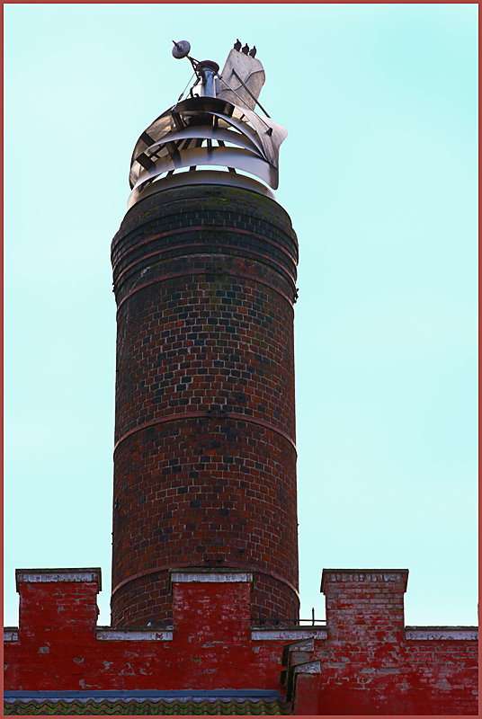 IMGP8549.jpg - UGE 3 : Maltfabrikkens skorsten, tre duer nyder udsigten.