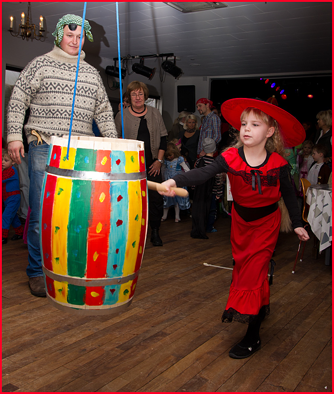 IMGP8970.jpg - UGE 6 : Davs Klaus fastelavnsfest, og i år skulle man være fin dame. Men tønden skulle alligevel have en på hatten.