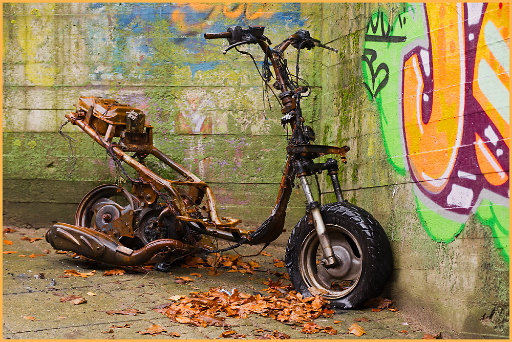 IMGP9279.jpg - UGE 7 : Midt på ugen var brandvæsnet på en lille opgave i tunellen under Østerallé, dette er de sørgelige rester efter en "burn out" af en scooter. :-)