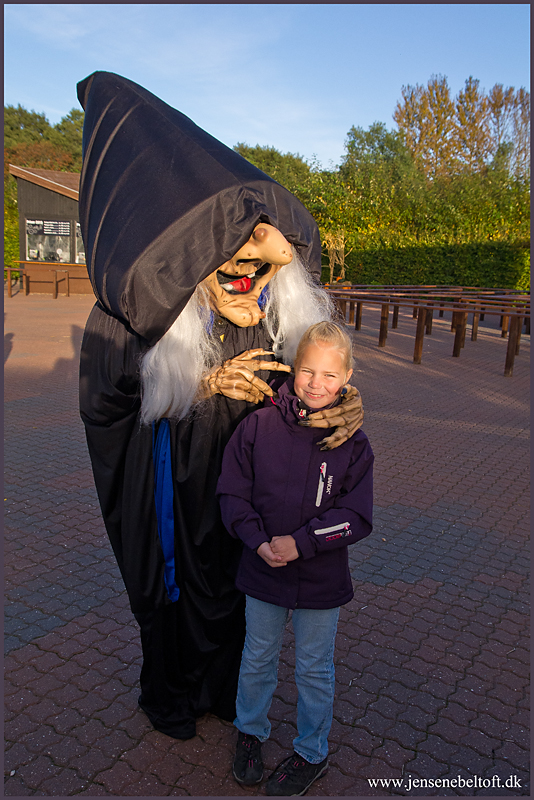 IMGP1118.jpg - UGE 41 : I Djurs Sommerland var heksen sluppet fri. (Det er heksen til venstre)