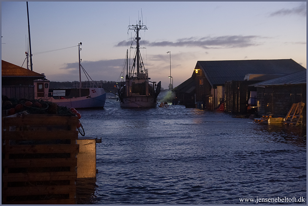 IMGP2015.jpg - UGE 49 : Vandet stod højt over kajen i det andet havnebasin.