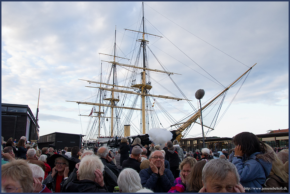 IMGP8000.jpg - UGE 25 : BOOM, Fregatten fik lov at skyde bålet i gang.