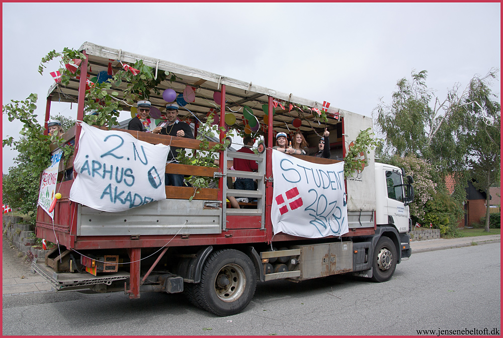 IMGP9465.jpg - UGE 27 : Studenterkørsel på Skolevej :-)