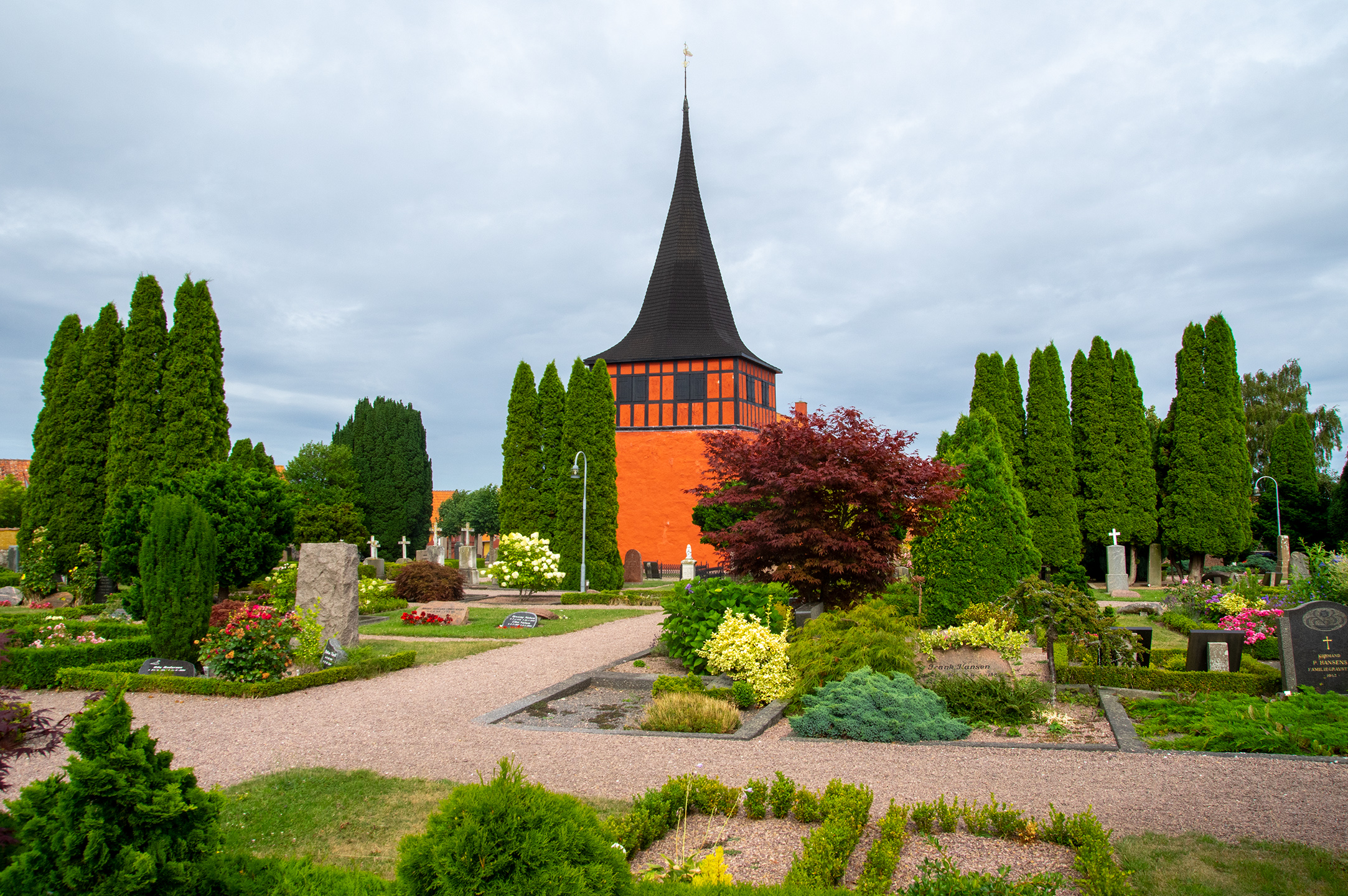 IMGP4909.jpg - Kirketårnet set fra kirkegården.