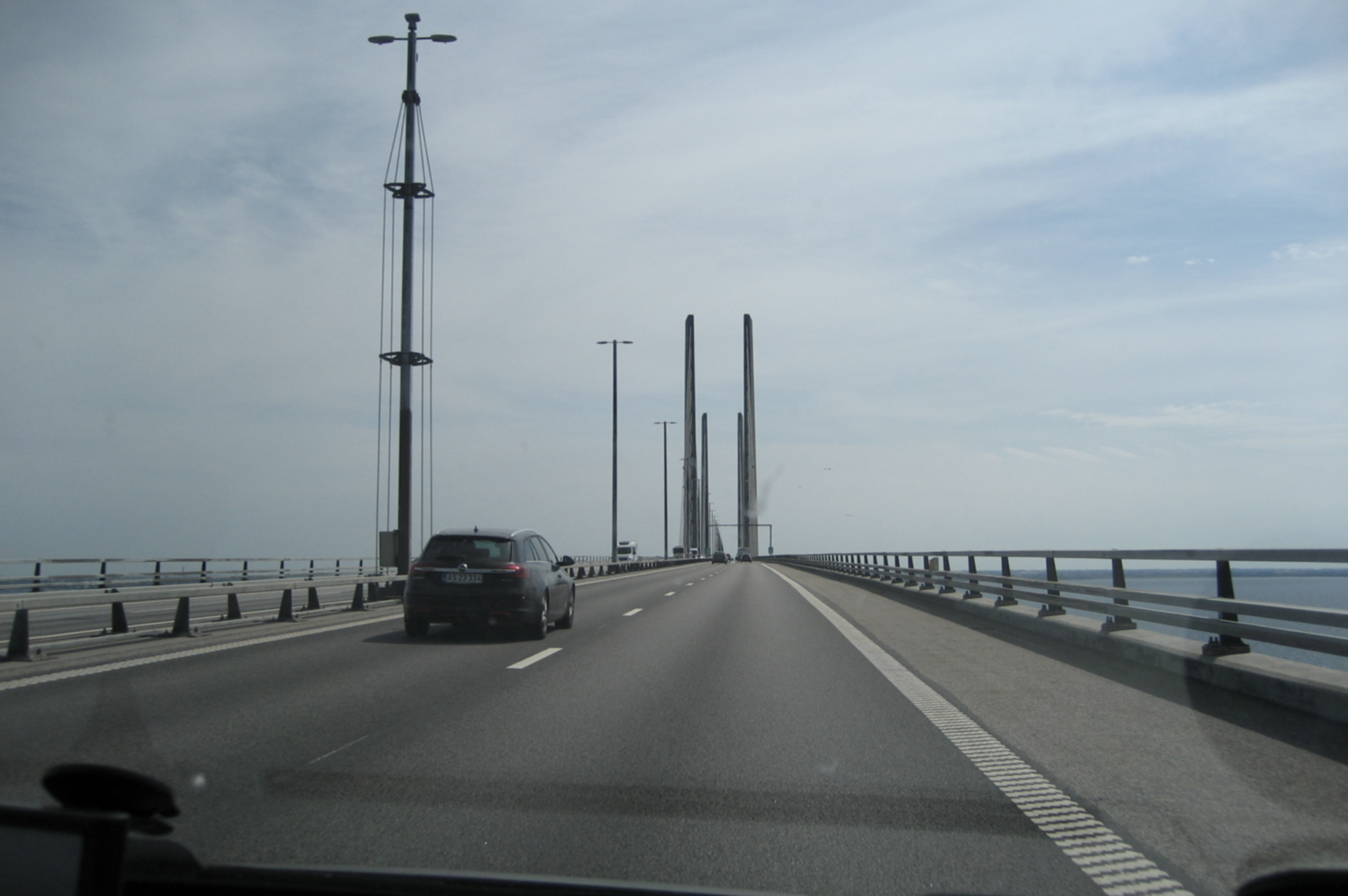 IMG_3577.jpg - Videre til Øresundsbroen. På vej derover lød det i radioen at der var problemer med betalingsanlæget, så der var store forsinkelser.